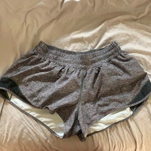 lululemon hotty hot 2.5 shorts